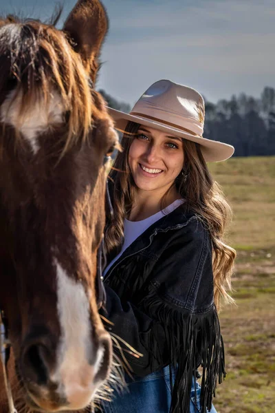 Beautiful Brunette Cowgirl Poses Her Horse Ride Countryside — Zdjęcie stockowe