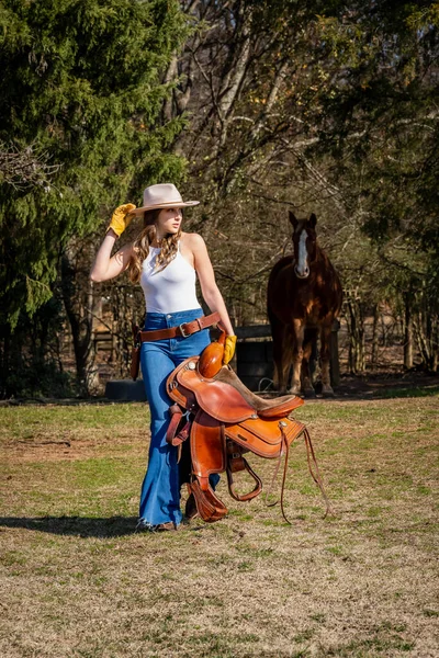Beautiful Brunette Cowgirl Poses Her Horse Riding Country — Stock fotografie