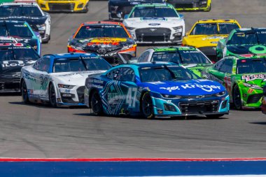 RICKY STENHOUSE, Jr. (47), Austin 'deki EchoPark Otomotiv Grand Prix' inde (COTA) arabasını virajlardan geçiriyor.