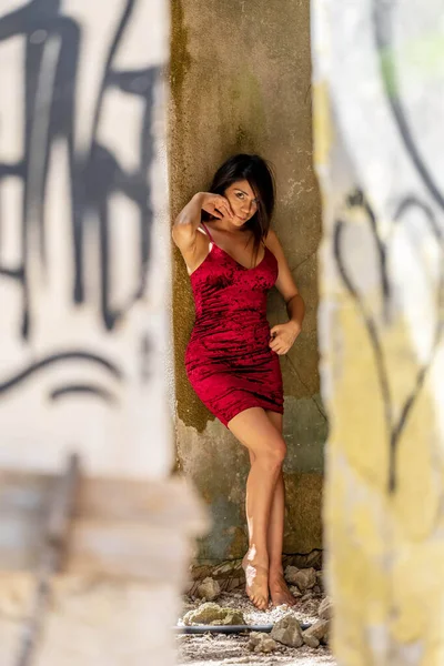 Egy Gyönyörű Latin Modell Pózol Egy Elhagyatott Pueblóban Yucatan Mexikói — Stock Fotó