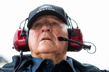 4 kez Indy 500 'ü kazanan AJ Foyt, PPG 375' i Fort Worth, TX, ABD 'de izliyor..