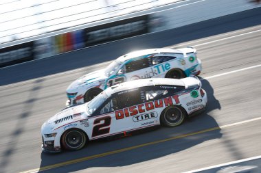 AUSTIN CINDRIC yarışı dördüncü virajda Richmond, VA, ABD 'deki Toyota Sahipleri 400' de başladı.