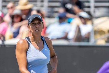 (9) MADISON KEYS USA, ABD 'nin Charleston şehrinde düzenlenen Credit One Charleston Açık' ta (Q) HAILEY BAPTISTE USA karşısında oynamaktadır. Madison maçı 1-6, 2-6 kazanıyor..