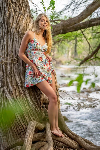 Gorgeous Blonde Model Enjoys Day Lake — ストック写真