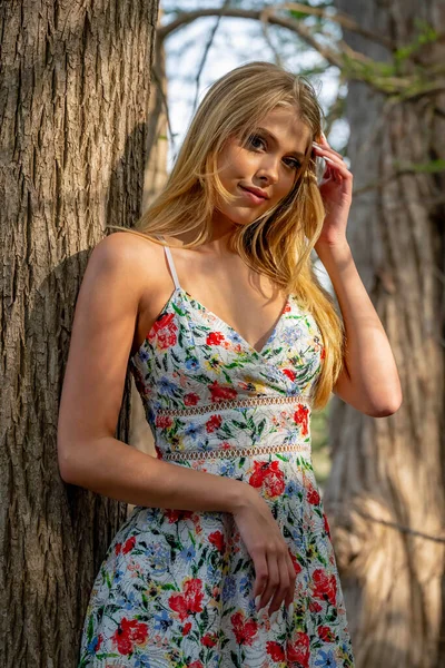 Gorgeous Blonde Model Enjoys Day Lake — Stockfoto
