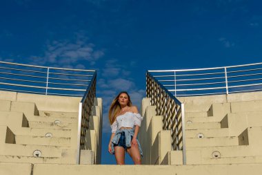 Muhteşem sarışın bir model büyük bir şehirde güzel havanın tadını çıkarıyor.