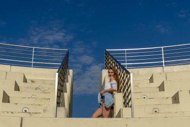 Muhteşem sarışın bir model büyük bir şehirde güzel havanın tadını çıkarıyor.