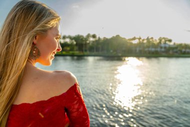 Muhteşem sarışın bir model büyük bir şehirde güzel havanın tadını çıkarıyor.