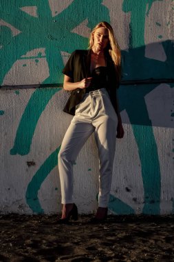 Muhteşem sarışın bir model büyük bir şehirde güzel havanın tadını çıkarıyor.