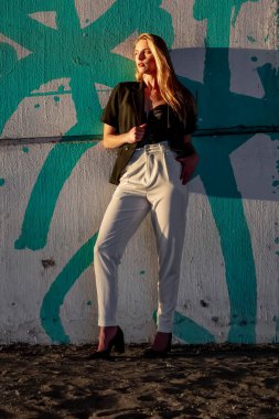 Muhteşem sarışın bir model büyük bir şehirde güzel havanın tadını çıkarıyor.