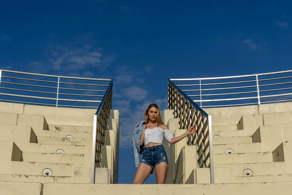 Ein Hinreißendes Blondes Model Genießt Das Schöne Wetter Einer Großstadt — Stockfoto