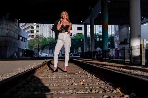 Розкішна Блондинка Позує Залізничних Коліях Заході Сонця — стокове фото