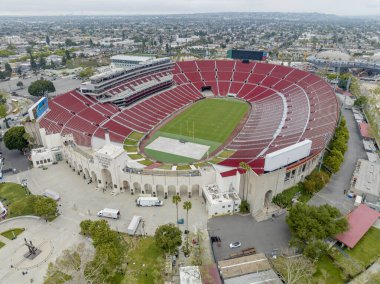 Los Angeles Memorial Kolezyumu (L.A. olarak da bilinir). Coliseum, Los Angeles, Kaliforniya 'daki Exposition Park' ta bulunan çok amaçlı bir stadyumdur..