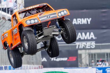 Orange, CA 'dan ROBBY GORDON (7) Long Beach' in Long Beach Caddeleri 'ndeki Acura Grand Prix antrenmanı sırasında virajlardan geçer..