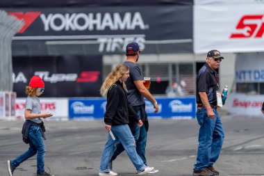 Taraftarlar Long Beach, CA 'deki Long Beach Sokakları' ndaki Long Beach 'in Acura Grand Prix' sinde en sevdikleri sürücülere tezahürat yapıyorlar..