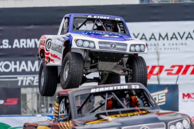 Brownsburg 'dan ROBERT STout (28), Long Beach' in Long Beach Caddeleri 'ndeki Acura Grand Prix (Long Beach' in Acura Grand Prix 'si) provası sırasında dönüşler boyunca seyahat ediyor..