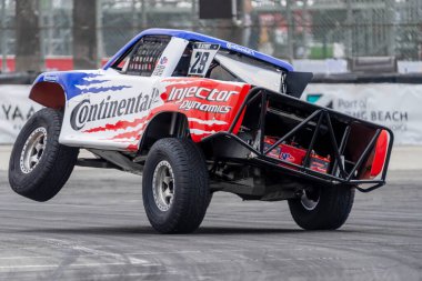 Brownsburg 'dan ROBERT STout (28), Long Beach' in Long Beach Caddeleri 'ndeki Acura Grand Prix (Long Beach' in Acura Grand Prix 'si) provası sırasında dönüşler boyunca seyahat ediyor..