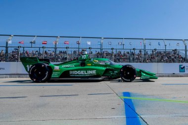 Barcelona, İspanya 'dan ALEX PALOU (10), Long Beach' in Long Beach caddelerindeki Acura Grand Prix 'si için yapılan antrenmanda pit road' tan çıktı..