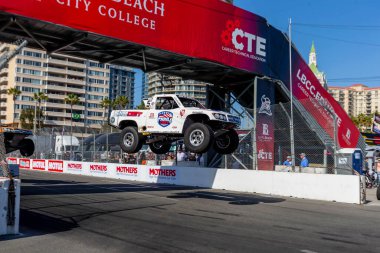 Nasıralı Bill HYNES (57), Long Beach 'in Long Beach Caddeleri' ndeki Acura Grand Prix 'sinde PA virajlarda yarışıyor..