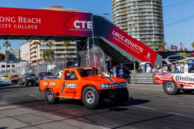 Orange, CA 'dan ROBBY GORDON (7) Long Beach' in Acura Grand Prix 'si sırasında Long Beach' in sokaklarında yarışır..