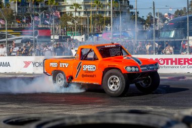 Orange, CA 'dan ROBBY GORDON (7) Long Beach' in Acura Grand Prix 'si sırasında Long Beach' in sokaklarında yarışır..
