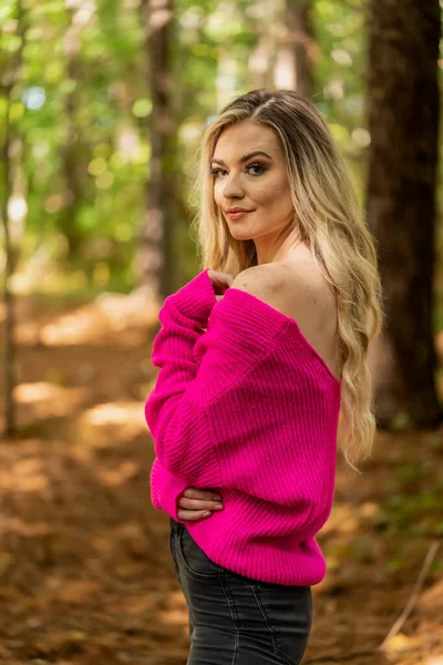 Wspaniała Blondynka Modelka Pozuje Zewnątrz Humorzastym Środowisku Leśnym — Zdjęcie stockowe