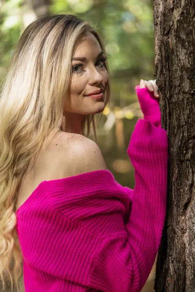Vacker Blond Modell Poserar Utomhus Lynnig Skogsmiljö — Stockfoto