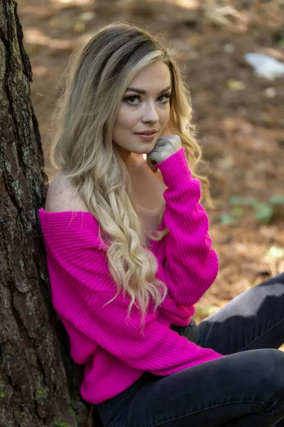 Ein Hinreißendes Blondes Model Posiert Freien Einer Stimmungsvollen Waldumgebung — Stockfoto