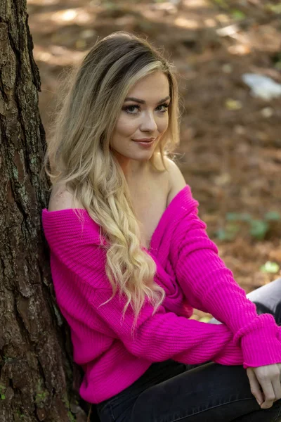 Ein Hinreißendes Blondes Model Posiert Freien Einer Stimmungsvollen Waldumgebung — Stockfoto