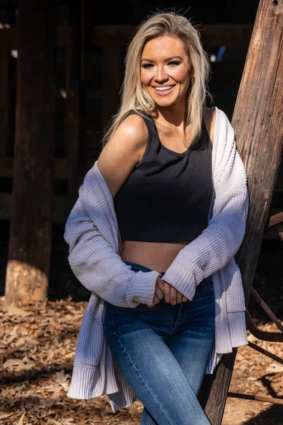 Gorgeous Blonde Cowgirl Model Poses Outdoors While Enjoying Spring Weather — Stock Fotó