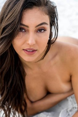 Güzel bir melez bikini modeli sahilde açık havanın tadını çıkarıyor.