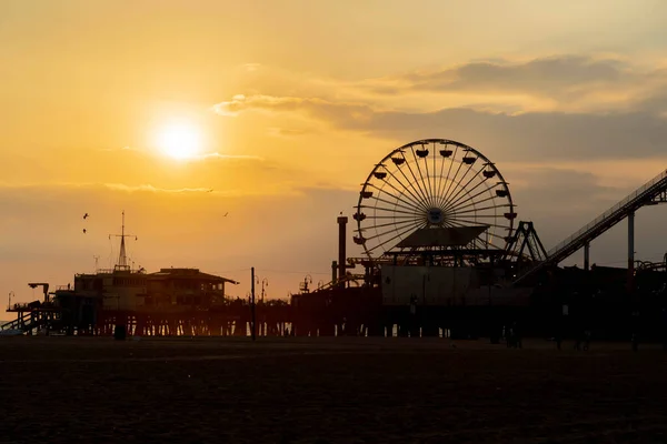 Kaliforniya Sahilinde Gün Batımında Planda Sıvı Kabarcıklar Olan Bir Rıhtım — Stok fotoğraf