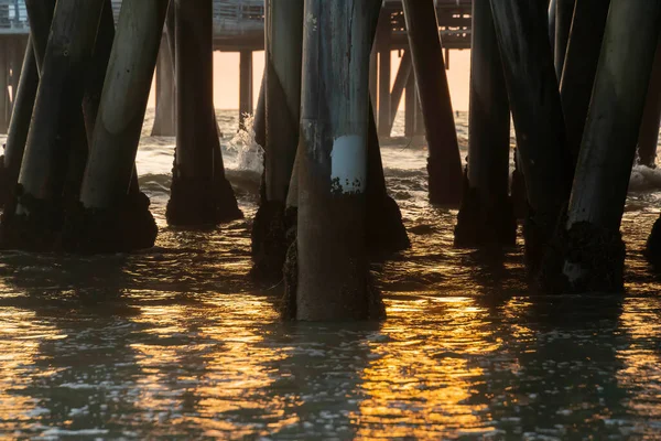 Hullámok Zuhannak Mólóra Ahogy Nap Lenyugszik Óceánon — Stock Fotó