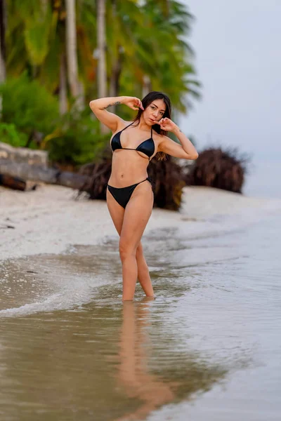 Una Hermosa Modelo Latina Camina Por Playa Mientras Sol Sale —  Fotos de Stock