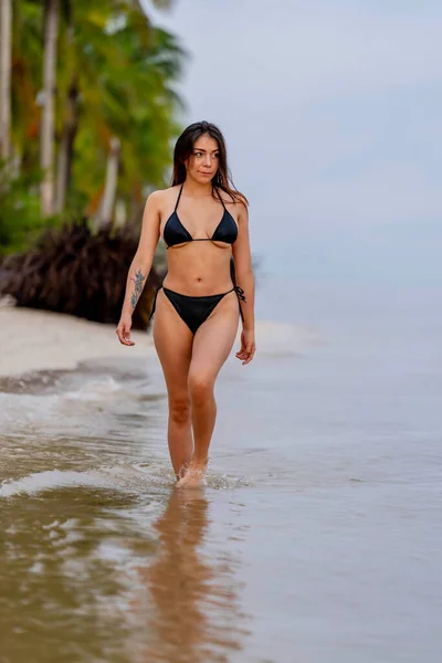 Ein Wunderschönes Lateinisches Model Spaziert Den Strand Entlang Während Die — Stockfoto