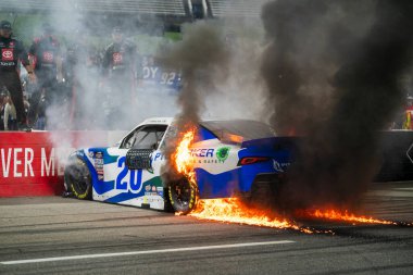 John Hunter Nemechek, Martinsville, VA, ABD 'de 250 kazmadan önce Call811.com' daki zaferini kutluyor.