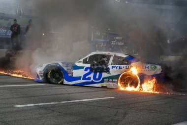 John Hunter Nemechek, Martinsville, VA, ABD 'de 250 kazmadan önce Call811.com' daki zaferini kutluyor.