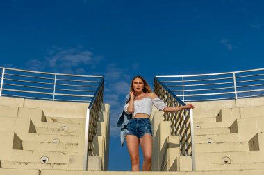 Muhteşem sarışın bir model büyük bir şehirde güzel havanın tadını çıkarıyor.