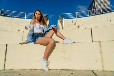 Muhteşem sarışın bir model büyük bir şehirde güzel havanın tadını çıkarıyor.