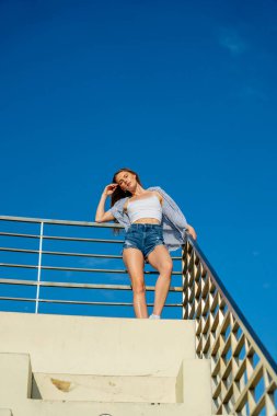 Muhteşem sarışın bir model büyük bir şehirde güzel havanın tadını çıkarıyor.