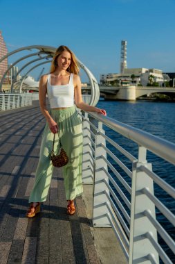 Muhteşem sarışın bir model büyük bir şehirde güzel havanın tadını çıkarıyor.