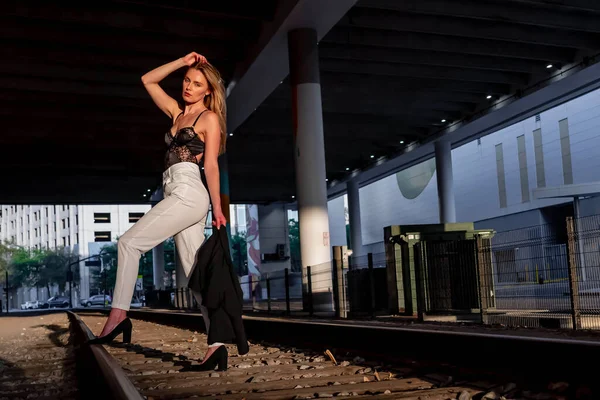 Gorgeous Blonde Model Poses Railroad Tracks Sunset — Stock Photo, Image