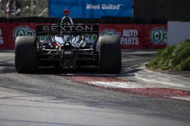 Woodbury, Connecticut 'tan SANTINO FERRUCCI (14), Long Beach, CA, ABD' deki Long Beach 'in Acura Grand Prix' si antrenmanı sırasında yolda gidiyor..