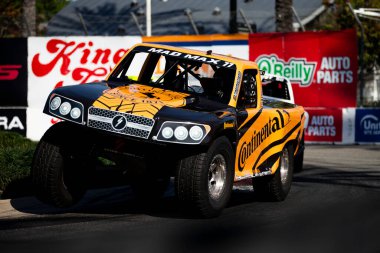 Havasu Gölü 'nden MAX GORDON (77), AZ, Long Beach, CA, ABD' deki Acura Grand Prix 'de yapılan ilk Stadyum Süper Kamyon yarışı sırasında yolda ilerliyor..