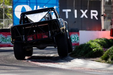 Newport Beach, CA 'den GAVIN HARLIEN (1), Long Beach, CA, ABD' deki Acura Grand Prix 'de yapılan ilk Stadyum Süper Kamyon yarışı sırasında yolda ilerliyor..