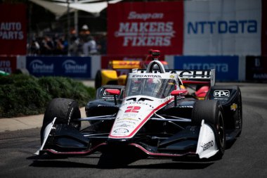 Nashville, Tennessee 'den JOSEF NEWGARDEN (2), Long Beach, CA, ABD' deki Long Beach 'in Acura Grand Prix' si sırasında yolda ilerliyor.