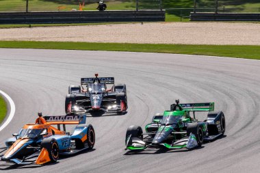 Cambridge, Cambridgeshire, İngiltere 'den CALLUM ILOTT (77) Birmingham AL' deki Barber Motorsporları Parkı 'ndaki Alabama Indy Grand Prix çocukları için yapılan bir antrenman sırasında virajlardan geçer..