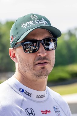 New Albany, Ohio 'dan GRAHAM RAHAL (15), Birmingham AL' deki Barber Motorsporları Parkı 'nda Alabama Indy Grand Prix çocukları için antrenman yapmaya hazırlanıyor..