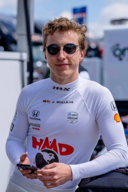 Şikago, Illinois 'den DAVID MALUKAS (18), Birmingham AL' daki Barber Motorsporları Parkı 'nda Alabama Indy Grand Prix çocukları için antrenman yapmaya hazırlanıyor..
