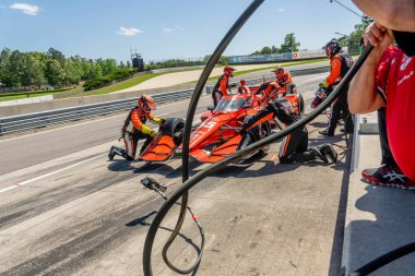Danimarka, Kopenhag 'lı BENJAMIN PEDERSEN (R) (55), Birmingham AL' deki Barber Motorsporları Parkı 'ndaki Alabama Indy Grand Prix sırasında arabasını hizmete sokuyor..